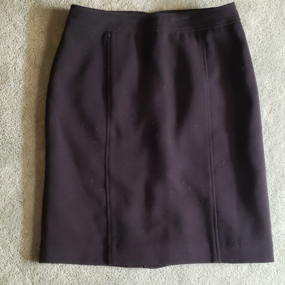 EUC Sz 8P black skirt w/ rear pleated design